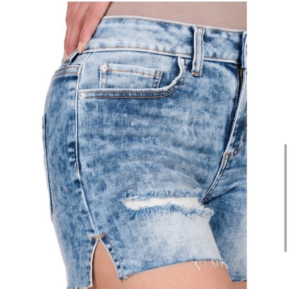 LAST PAIR: Distressed cutoff women’s denim shorts - Picture 5 of 6